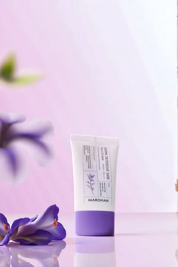 Sunscreen tube animated in a purple floral beauty set